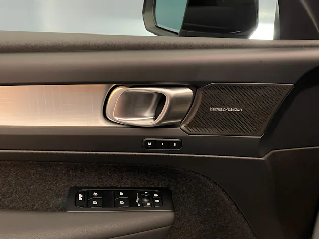 Volvo XC40 2.0 B3 MH Plus Dark