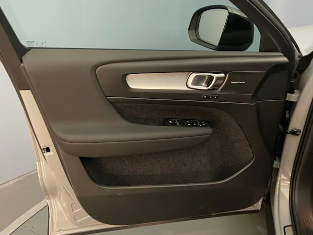 Volvo XC40 2.0 B3 MH Plus Dark