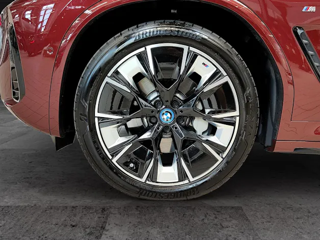 BMW iX3 E-Motor MFK 13.07.2026 Attraktiven Leasingzinssatz ab 0,9 % bei Abschluss einer BMW Fahrzeugversicherung.