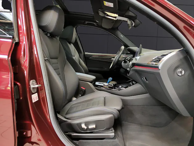 BMW iX3 E-Motor MFK 13.07.2026 Attraktiven Leasingzinssatz ab 0,9 % bei Abschluss einer BMW Fahrzeugversicherung.