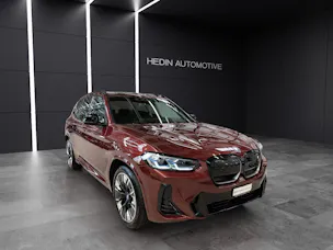 BMW iX3 E-Motor MFK 13.07.2026 Attraktiven Leasingzinssatz ab 0,9 % bei Abschluss einer BMW Fahrzeugversicherung.