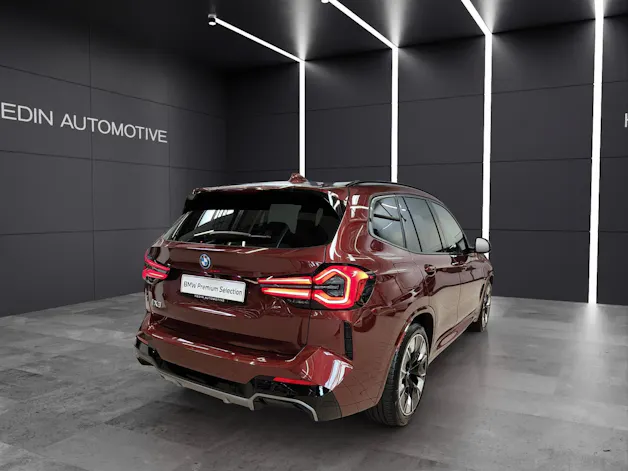 BMW iX3 E-Motor MFK 13.07.2026 Attraktiven Leasingzinssatz ab 0,9 % bei Abschluss einer BMW Fahrzeugversicherung.