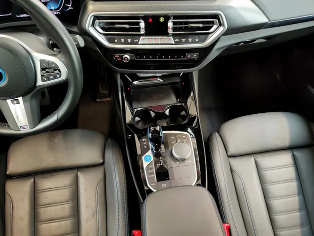 BMW iX3 E-Motor MFK 13.07.2026 Attraktiven Leasingzinssatz ab 0,9 % bei Abschluss einer BMW Fahrzeugversicherung.