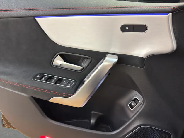 Mercedes-Benz CLA 200 - AMG / DISTRONIC / Rückfahrkamera / Panorama-Dach / Soundsystem