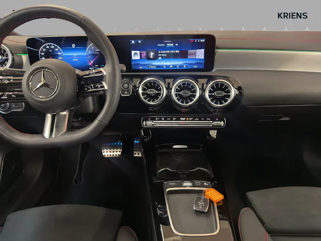 Mercedes-Benz CLA 220 4M - AMG / 360 Grad Kamera / Multibeam LED / Panorama-Dach