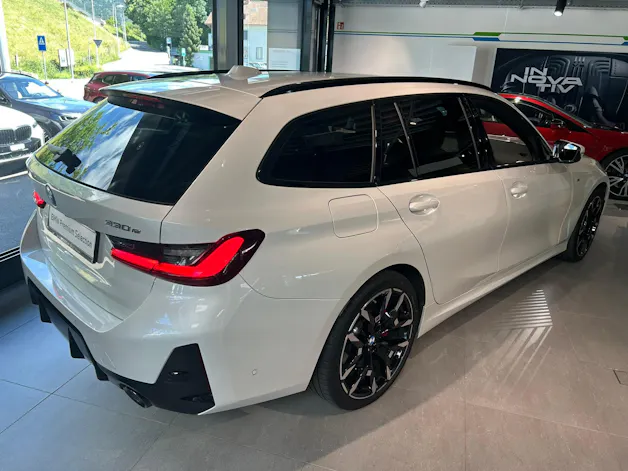 BMW 330e x DriveTouring Steptronic M Sport Pro