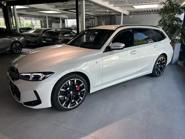 BMW 330e x DriveTouring Steptronic M Sport Pro