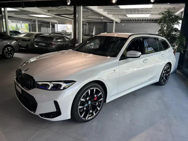 BMW 330e x DriveTouring Steptronic M Sport Pro
