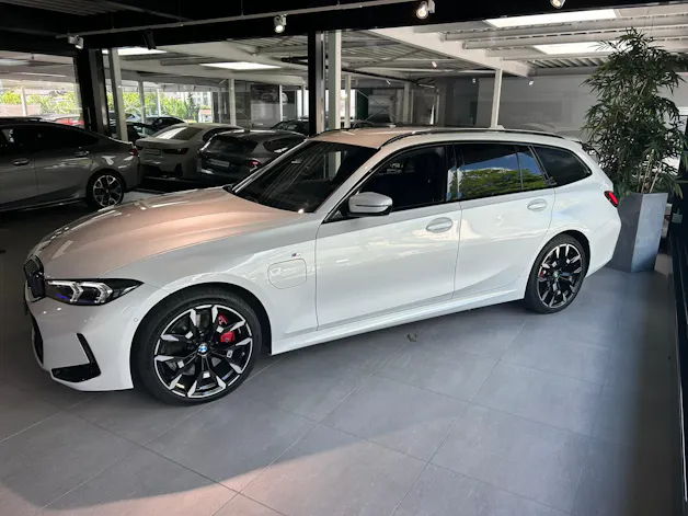 BMW 330e x DriveTouring Steptronic M Sport Pro