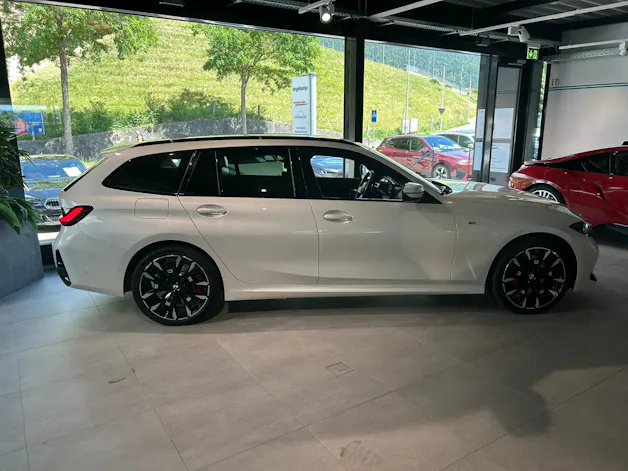 BMW 330e x DriveTouring Steptronic M Sport Pro
