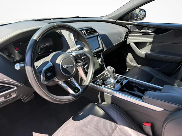 Jaguar XE 2.0 T 300 R-Dynamic Black AWD