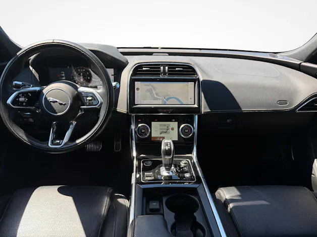 Jaguar XE 2.0 T 300 R-Dynamic Black AWD