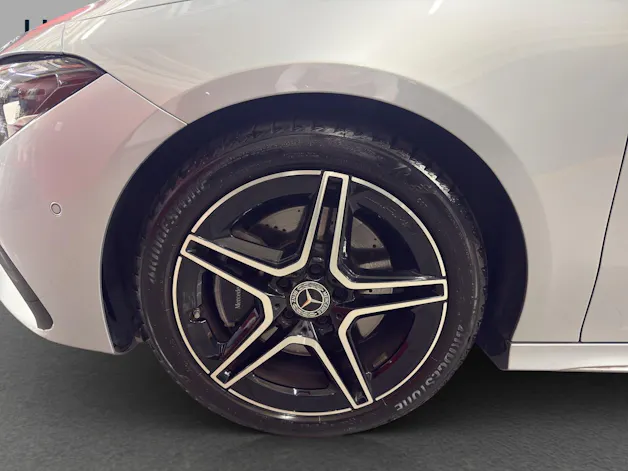 Mercedes-Benz CLA 200 - AMG / 360 Grad Kamera / Panorama-Dach / Soundsystem / Ambiente-Licht