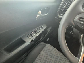 https://vehicle.imgix.net/4358914/8c6c48ab-0a1f-4c86-8789-a77d8c776fb1.jpg