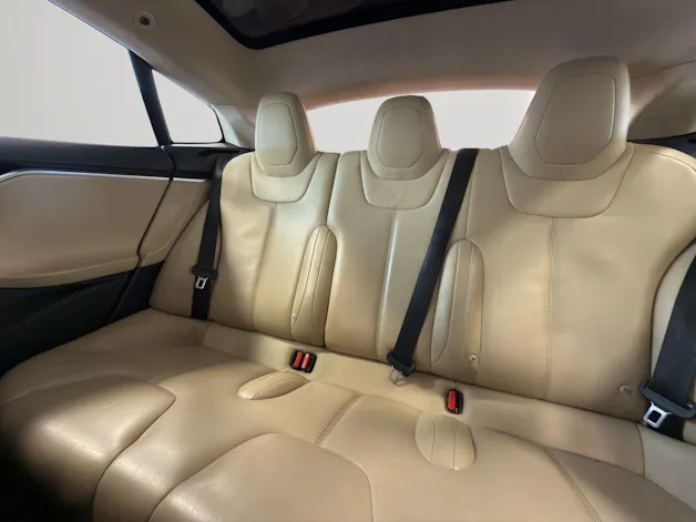 Tesla Model S 85 D Performance