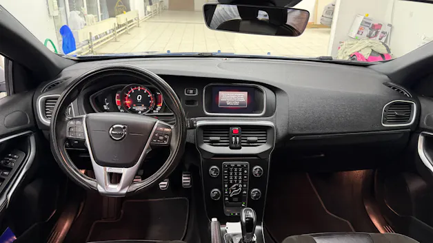 Volvo V40 T2 Momentum R-Design