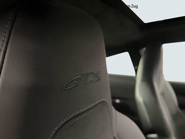 PORSCHE 911 Carrera 4 GTS