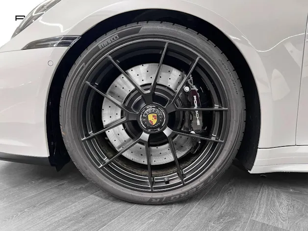 PORSCHE 911 Carrera 4 GTS