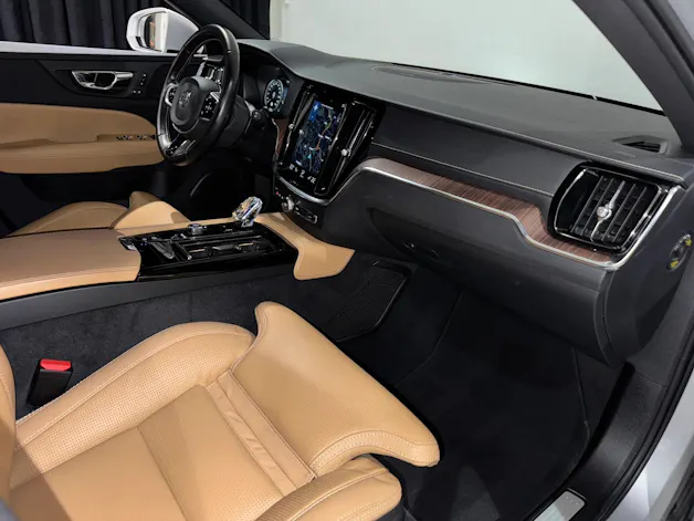Volvo VOLVO V60 T8 eAWD Twin Engine R-Design Geartronic l CH l 1.Hand l