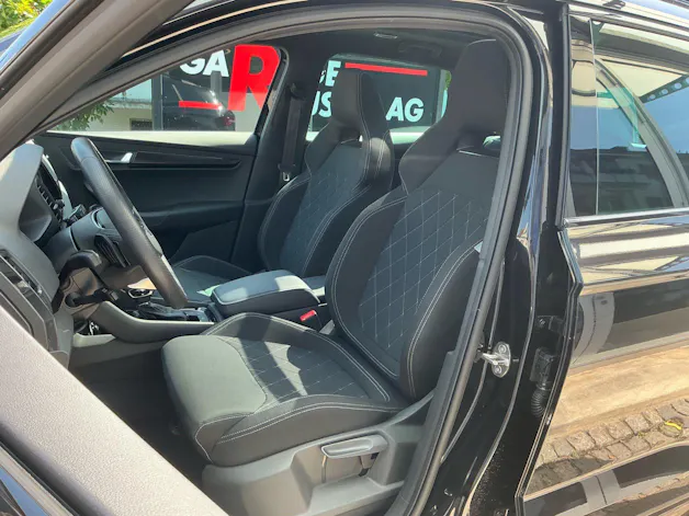 Škoda Karoq Sportline 4x4 *** PANORAMADACH & ANHÄNGERKUPPLUNG ***