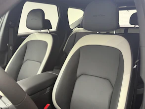 https://vehicle.imgix.net/4363440/ebc27034-72d6-4b8a-9801-68002e22f33a.jpeg