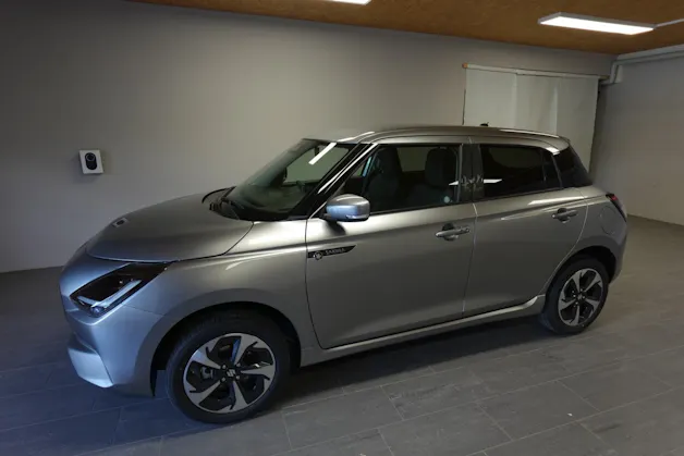 Suzuki Swift 1.2 Sakura Top Hybrid 4x4