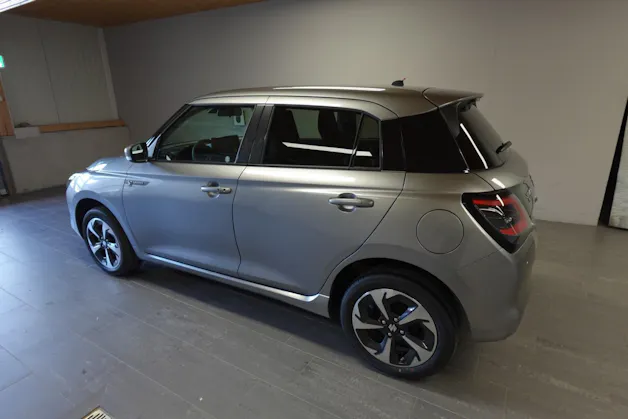 Suzuki Swift 1.2 Sakura Top Hybrid 4x4