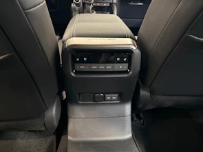 Fahrzeugbild TOYOTA Land Cruiser 2.8 D 48V Invincible AWD
