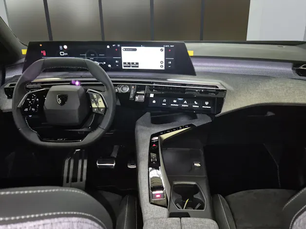PEUGEOT 5008 1.2 Hybrid GT Exclusive