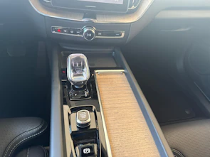 Fahrzeugbild VOLVO XC60 2.0 T8 TE Ultra Dark eAWD / ab 3,99% Leasing bei Abschluss einer Protect Autoversicherung