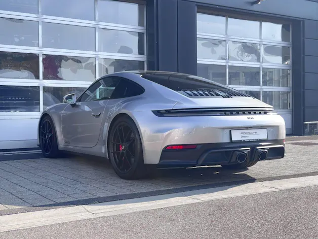 PORSCHE 911 Carrera 4 GTS