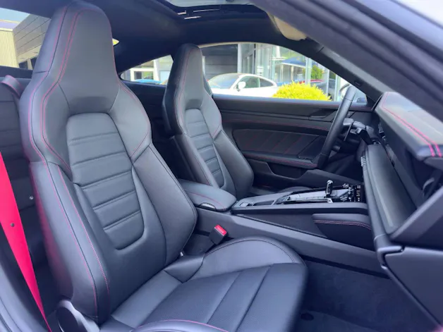 PORSCHE 911 Carrera 4 GTS