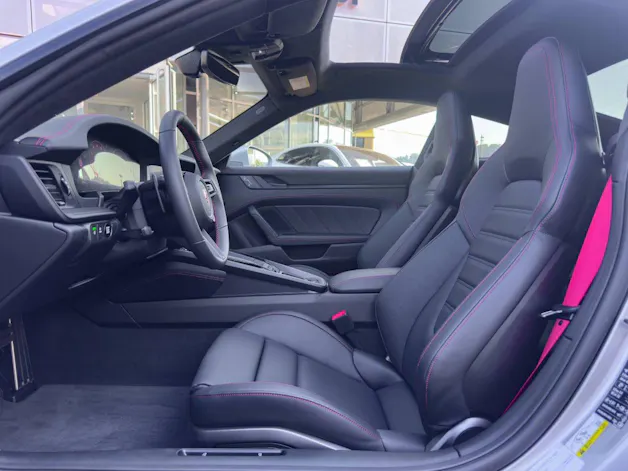 PORSCHE 911 Carrera 4 GTS