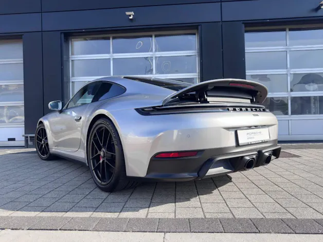 PORSCHE 911 Carrera 4 GTS