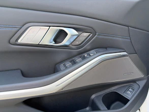 https://vehicle.imgix.net/4364930/721af8dd-bf36-4c24-806e-7474fa25b0ba.jpg