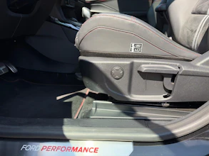 https://vehicle.imgix.net/4364933/0574f3b0-e233-477f-a878-71b86805cbe5.jpg