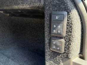 https://vehicle.imgix.net/4364995/a037084b-7811-4ccf-814e-84abe8d7e7db.jpg