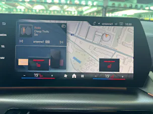 BMW X2 20i sDrive paddles