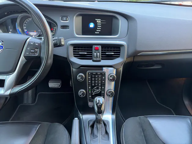 Volvo V40 2.0 T5 Momentum R-Design S/S