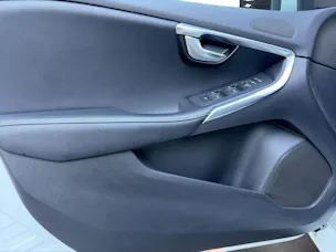 Volvo V40 2.0 T5 Momentum R-Design S/S