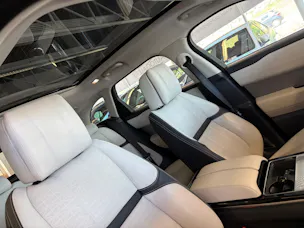Land Rover Range Rover Velar R-Dynamic P 300 HSE | CH Fahrzeug | Panorama | Oyster | Luftfederung | Lückenlos Service |