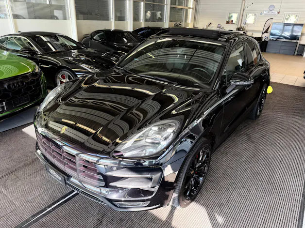 Porsche Macan Turbo PDK | CH Fahrzeug | Swiss Package | 21" | PANORAMA | AHK elektr. | Luftfederung | DAB |