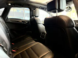Porsche Macan Turbo PDK | CH Fahrzeug | Swiss Package | 21" | PANORAMA | AHK elektr. | Luftfederung | DAB |