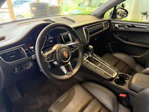 Porsche Macan Turbo PDK | CH Fahrzeug | Swiss Package | 21" | PANORAMA | AHK elektr. | Luftfederung | DAB |