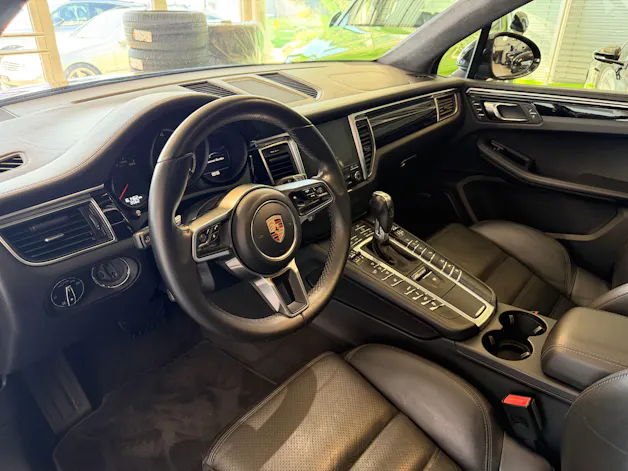 Porsche Macan Turbo PDK | CH Fahrzeug | Swiss Package | 21" | PANORAMA | AHK elektr. | Luftfederung | DAB |