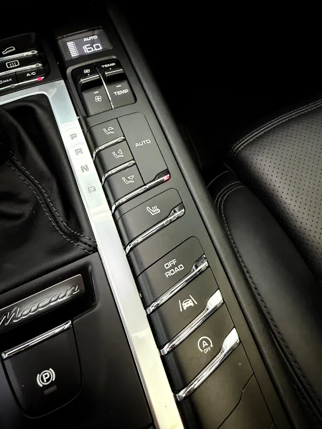 Porsche Macan Turbo PDK | CH Fahrzeug | Swiss Package | 21" | PANORAMA | AHK elektr. | Luftfederung | DAB |
