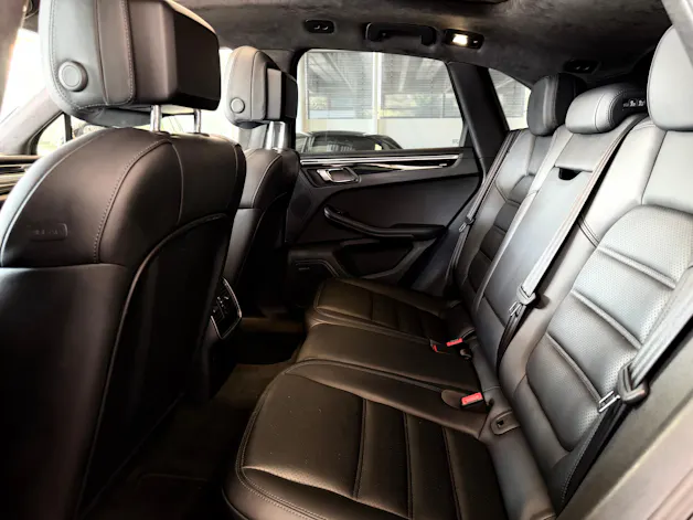 Porsche Macan Turbo PDK | CH Fahrzeug | Swiss Package | 21" | PANORAMA | AHK elektr. | Luftfederung | DAB |