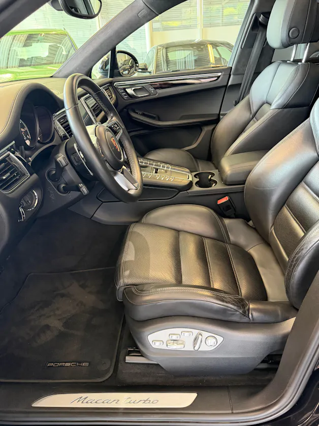 Porsche Macan Turbo PDK | CH Fahrzeug | Swiss Package | 21" | PANORAMA | AHK elektr. | Luftfederung | DAB |