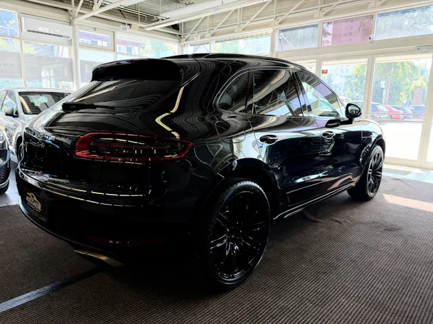 Porsche Macan Turbo PDK | CH Fahrzeug | Swiss Package | 21" | PANORAMA | AHK elektr. | Luftfederung | DAB |