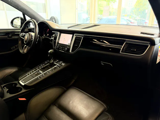 Porsche Macan Turbo PDK | CH Fahrzeug | Swiss Package | 21" | PANORAMA | AHK elektr. | Luftfederung | DAB |